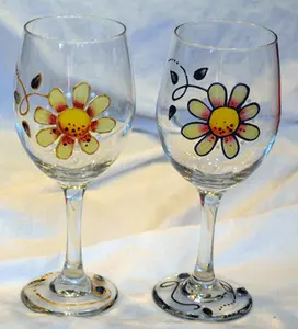 Paint this stained-glass-summer-daisy. Amaze yourself with the results you'll get from my step-by-step instructions. Detailed instructions, materials list and lots of pictures all mean that you will succeed with this pattern packet.