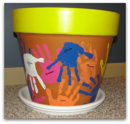 Preparing clay pots for painting on requires minimal preparation.
